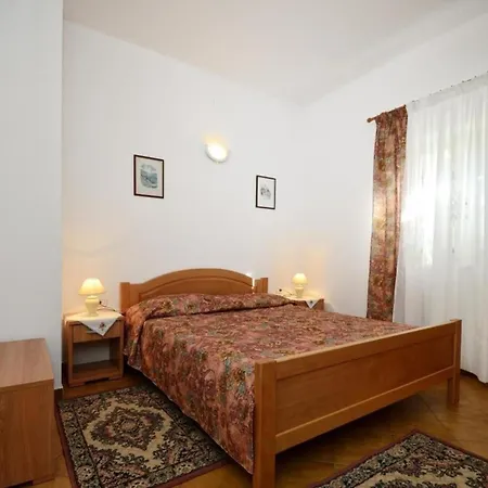 Komfortable In Valica Mit Grossem Garten Mazurija