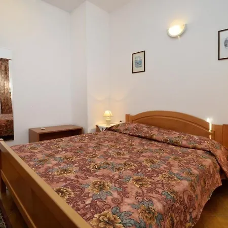 Komfortable In Valica Mit Grossem Garten