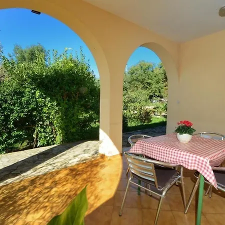 Komfortable In Valica Mit Grossem Garten Apartment Mazurija