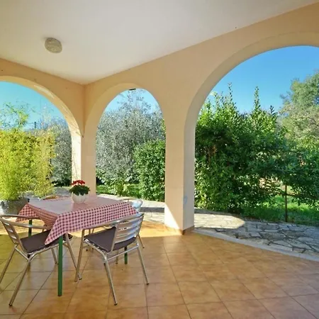 Komfortable In Valica Mit Grossem Garten